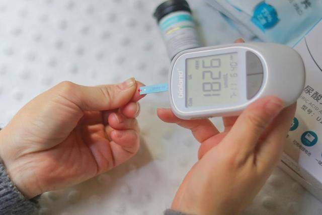 危及生命！医生提醒：夏季高尿酸患者若出现这3个异常，立即就医