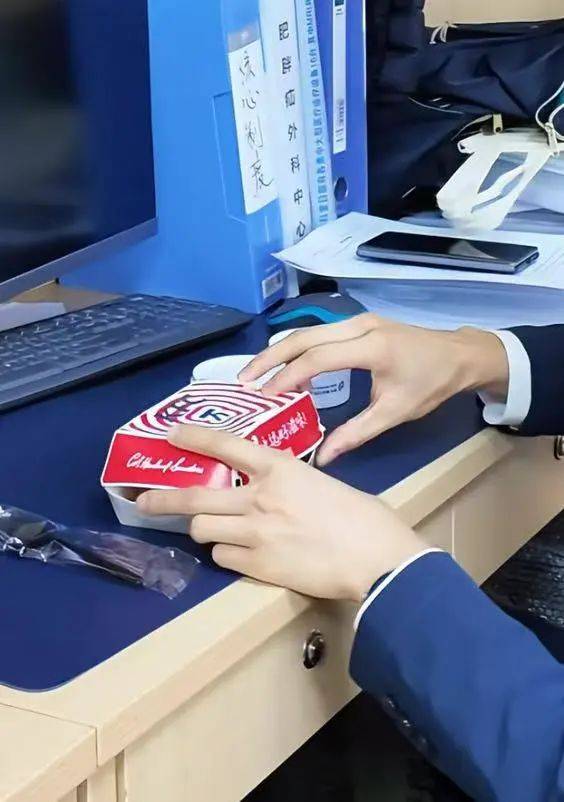 上海华山医院瘦身医师午饭吃炸鸡	
？“肯德基瘦身法”惊呆网友�！