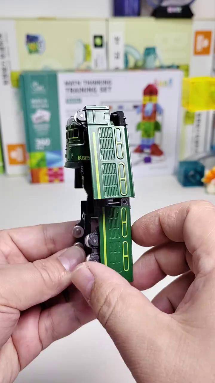 绿皮火车变形机甲 dou上热门 变形金刚 机器人变形玩具 大人也要玩