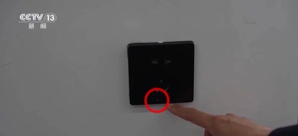 墙面插座,插线板和书柜中,也有隐蔽安装的摄像头