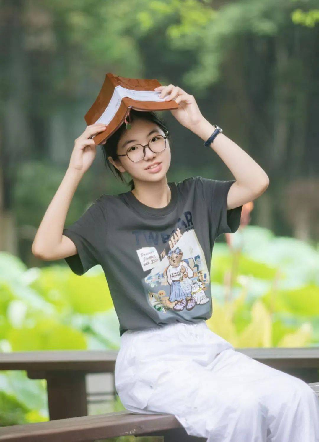 作为语文课代表每项工作她都做到最好并以自己的沉稳与宁静感染每一