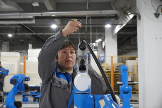 “成都造”放心用③丨工业机器人：海外市场捷报频传，AI让机器人更聪明