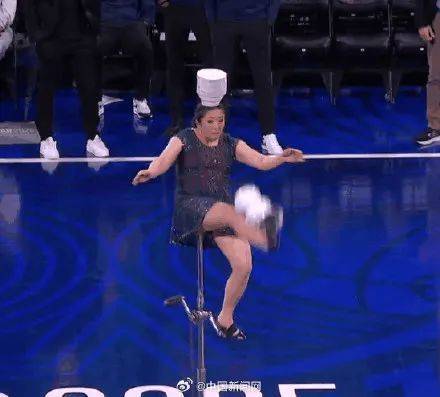 中国杂技大妈WNBA表演时不慎坠落，被搀扶离场！已效力NBA超30年