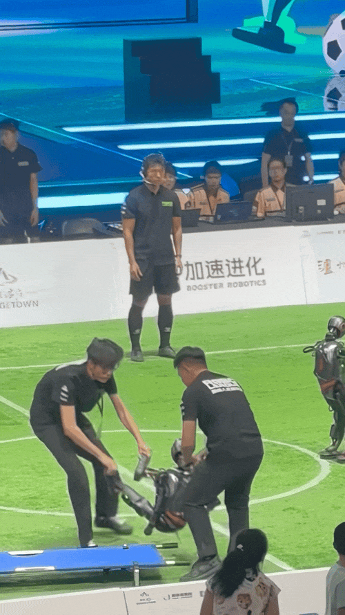 比国足还好笑的“机器人足球赛”，最忙的是救生员！