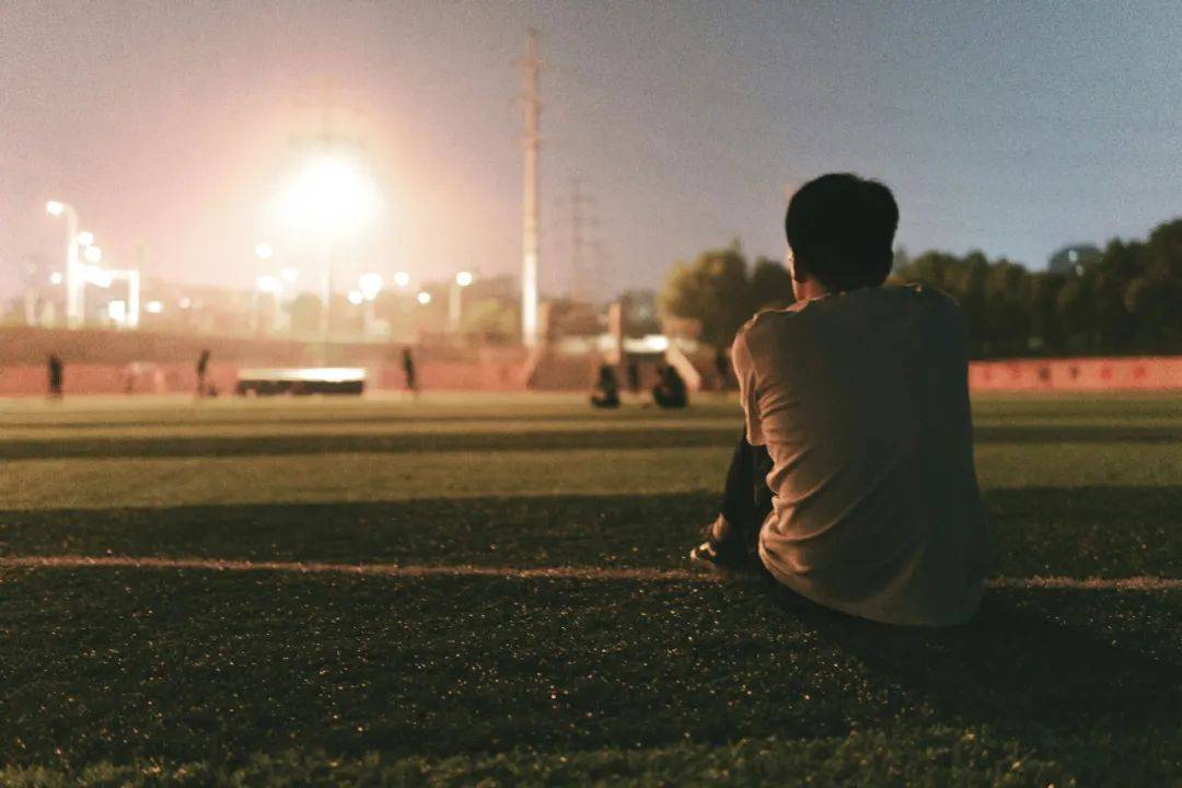 抱上鱼尾巴后:现在的大学生连毕业照都不拍了吗？