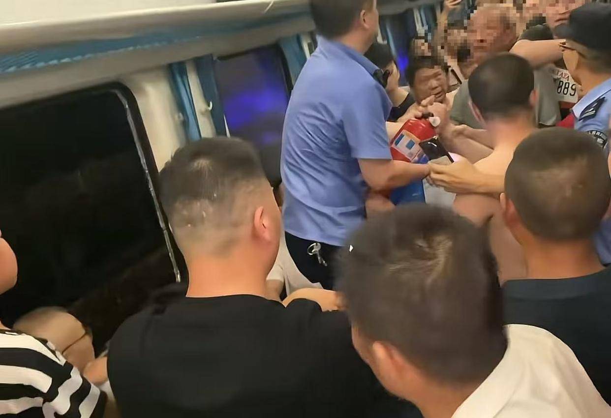 深情沦陷:K1373次列车在金华境内被货车撞脱线！亲历者：闷得受不了想开车门，有人砸窗透气