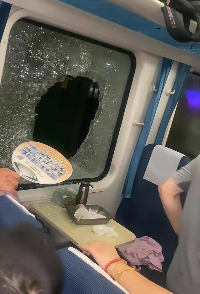 火影忍者h同人小说:列车停运，乘客因闷热砸窗通风是否属紧急避险？律师解读