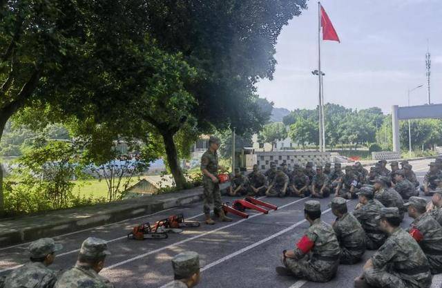 重生之随身庄园:夏日炎炎砺精兵，多地组织民兵开展基地化训练