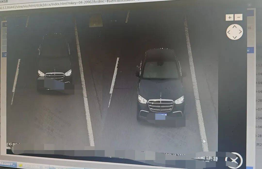 教授你你慢一点:半个身子伸出天窗被举报，交警：处罚！