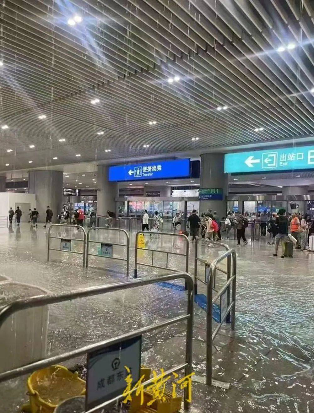 智蕙人生:成都暴雨冲上热搜，部分高架道路水势较深，有小区因降雨停水