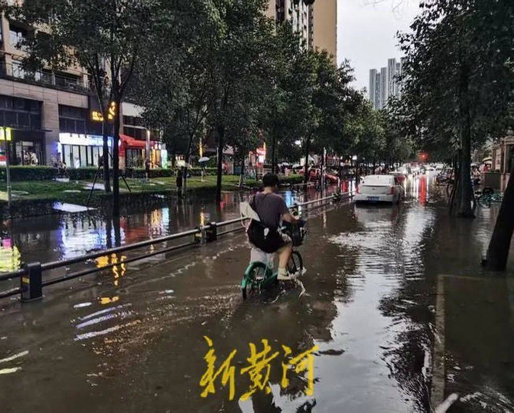 智蕙人生:成都暴雨冲上热搜，部分高架道路水势较深，有小区因降雨停水