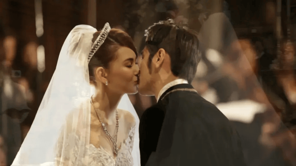 昆凌为10岁女儿庆生：公主裙配同款发型，那个小背影藏着最暖的 “长大后我就成了你”