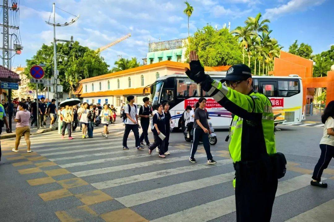 东篱菊隐:这个安全生产月“整”活了！西双版纳交警这波操作很硬核