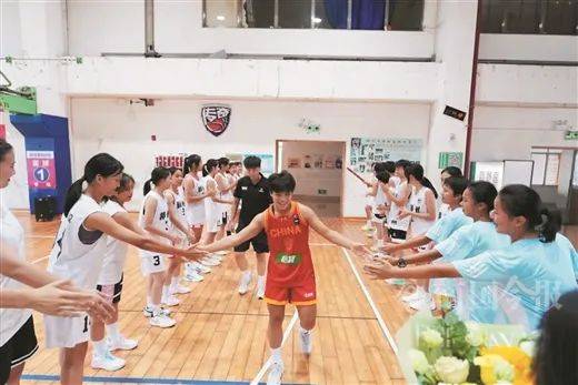 我用绣球砸了反派的头[穿书]:被网友称为“广西最强女高中生”柳州女孩陈艳萍打篮球打进北大