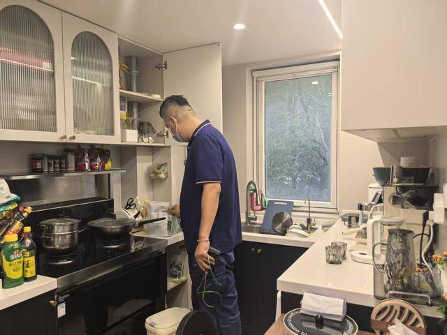 妾河里的石头:居民家中燃气报警器持续鸣响，竟是长期无人居住通风不畅所致