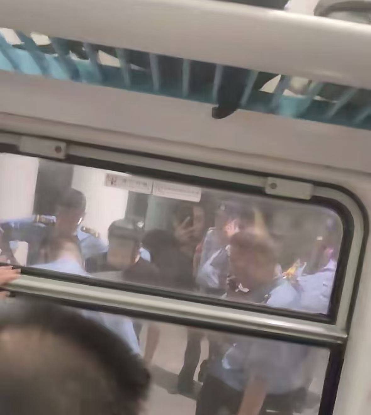 我女扮男装后掰弯了宿敌:K1373次列车被撞脱线，有人闷得砸窗透气，会被索赔吗？律师详析紧急避险情形