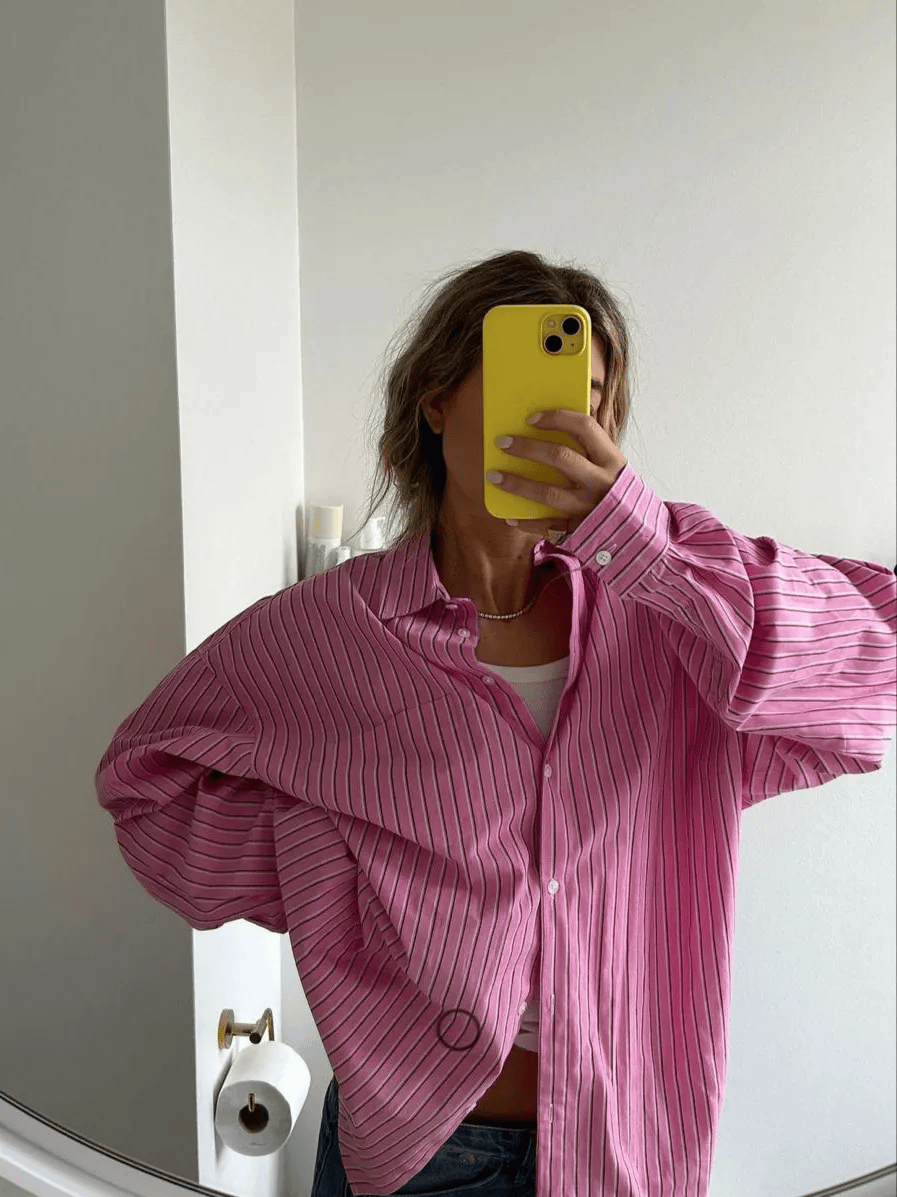 玫红色条纹男朋友衬衫,让穿着者在举手投足间尽显清新优雅的时尚风采