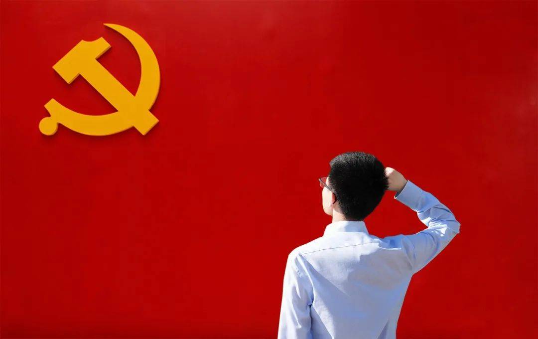 七化建的基层党员,面对鲜红的党旗,许下庄严的承诺