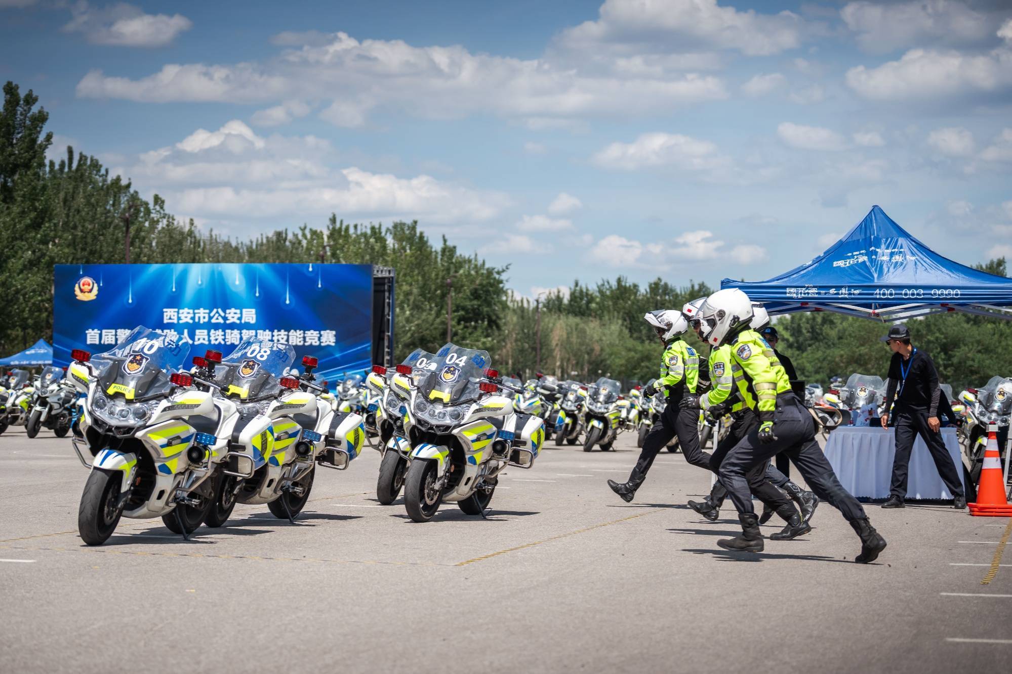 警察支队供图)此次竞赛分为个人赛和团体赛两个部分,围绕摩托车驾驶