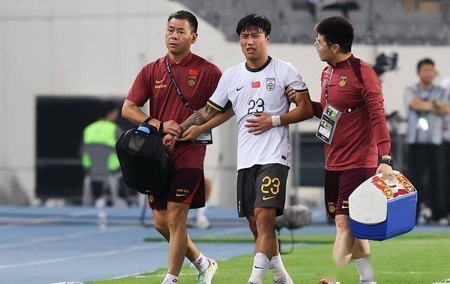 东亚杯揭幕战：中国男足0-3惨败韩国，谢文能中暑引发热议