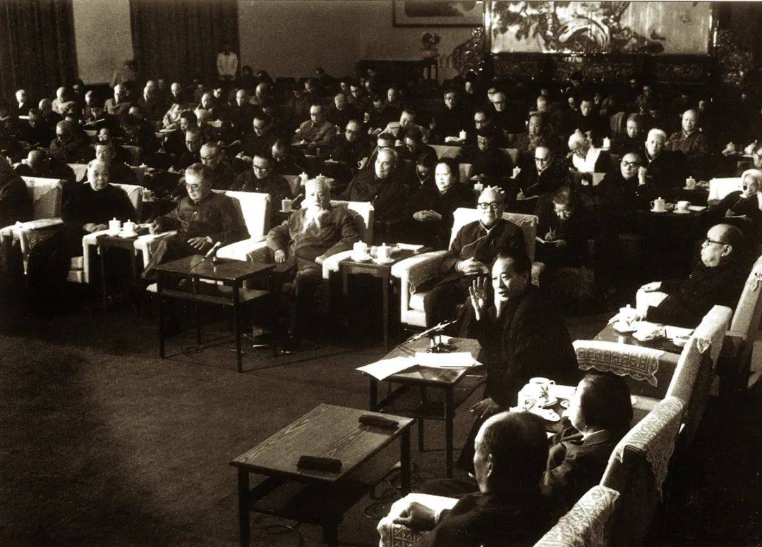 】在国家政治生活中发挥作用