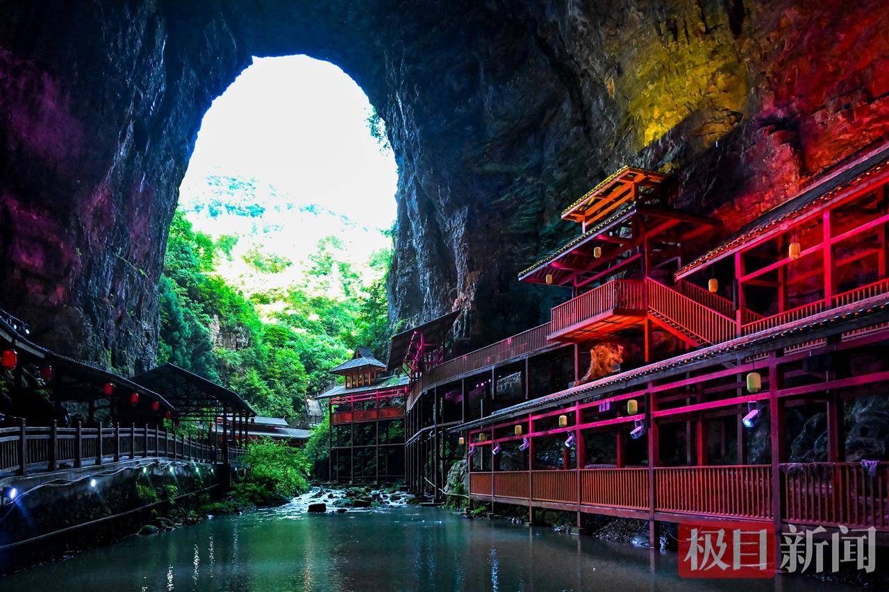 "远方的贵客,请喝一碗拦门酒!"恩施利川龙船水乡夜游持续升温