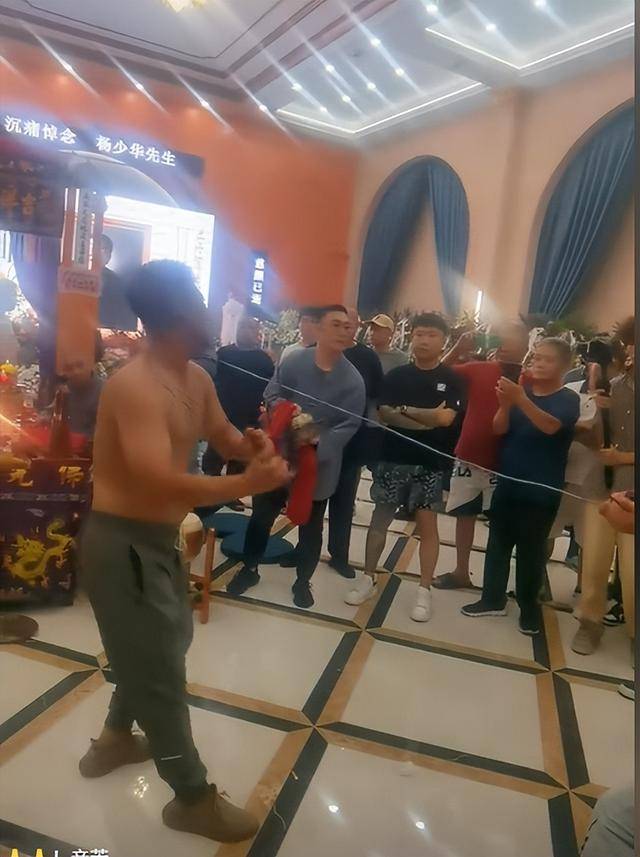 赵本山给杨少华送花圈，落款老师引争议，灵堂成修罗场，杨议哭晕