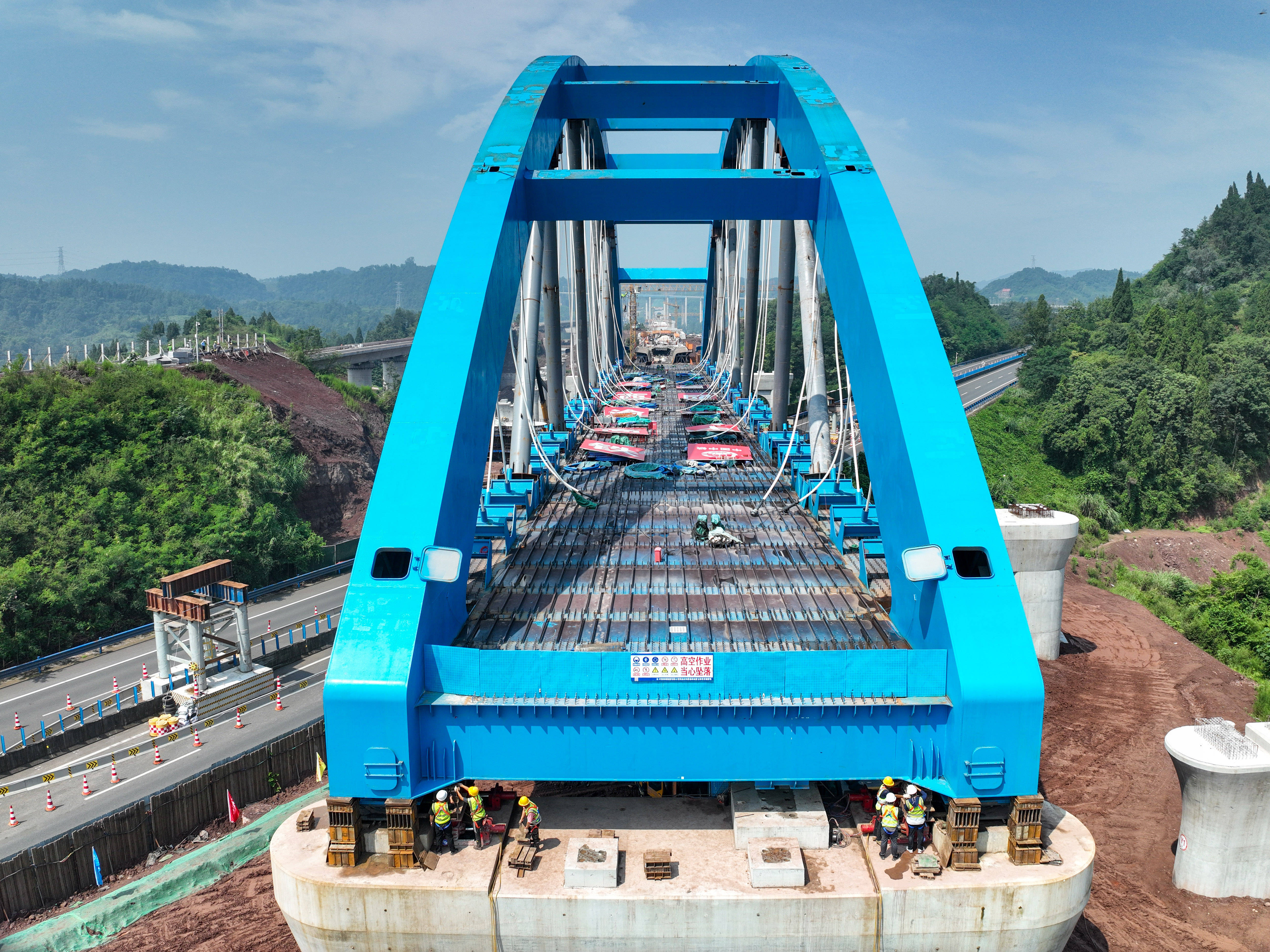 我国首个“6车道改12车道”高速公路改扩建项目建成通车