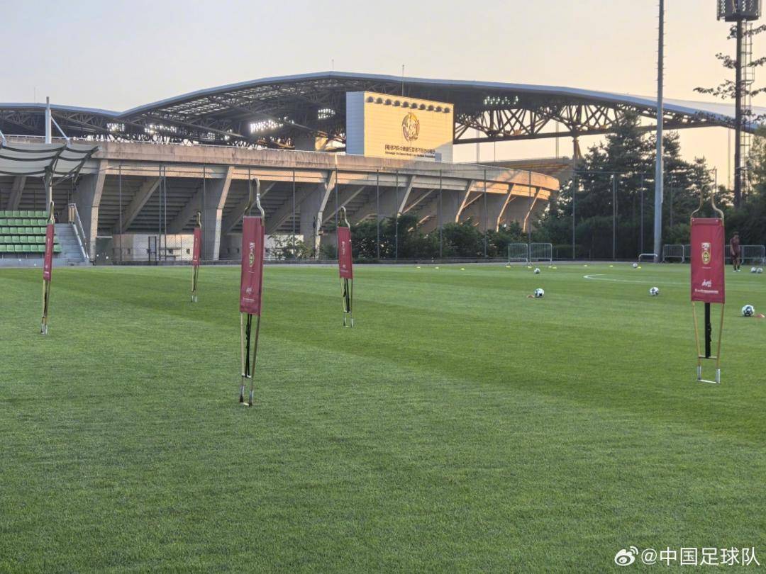 被指出征东亚杯行李多，国足：51人托运140件，装备行李为必要物资