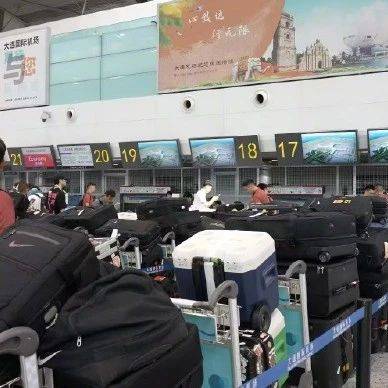 参加东亚杯行李太多引争议？国足：51人，托运行李140件