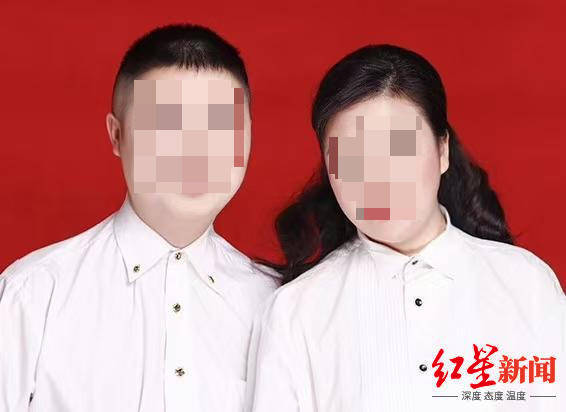 “官方”女友拍了婚礼照片，遇到了她的父母。