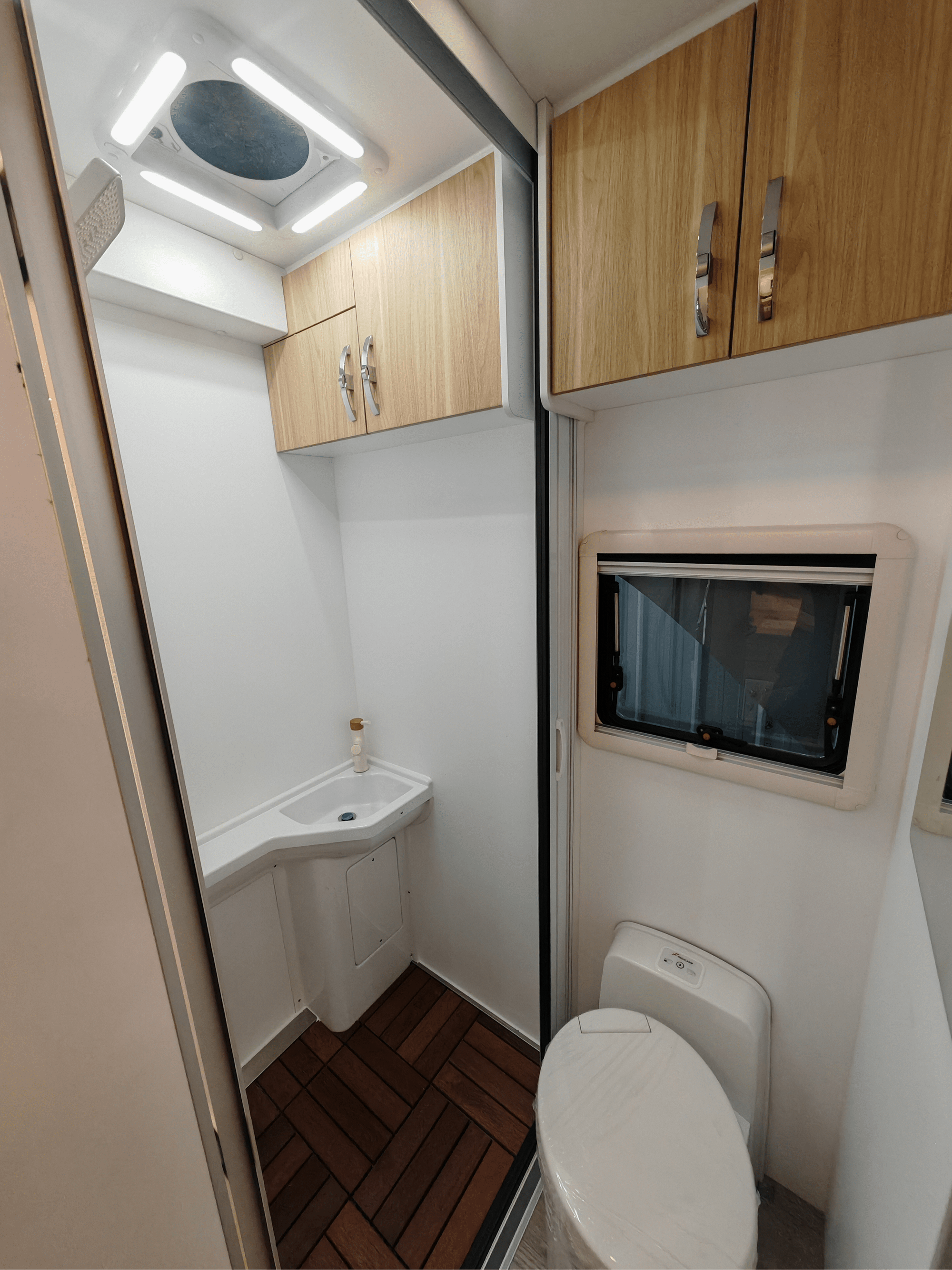 这款轻卡房车开出去玩太舒服了卫生间还是干湿分离