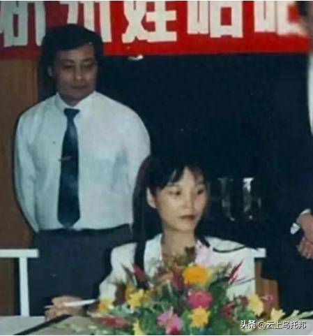 宗庆后杜建英香港旧照曝光，妩媚眼神早已暗示，宗馥莉13岁已懂事