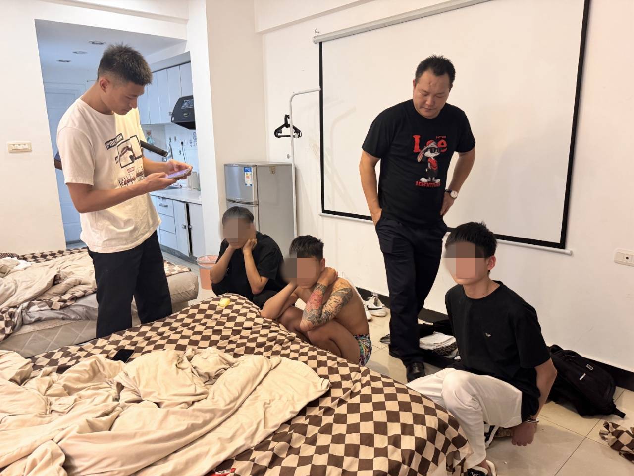 民警:在他们线下交付现金时现场抓捕,人赃并获