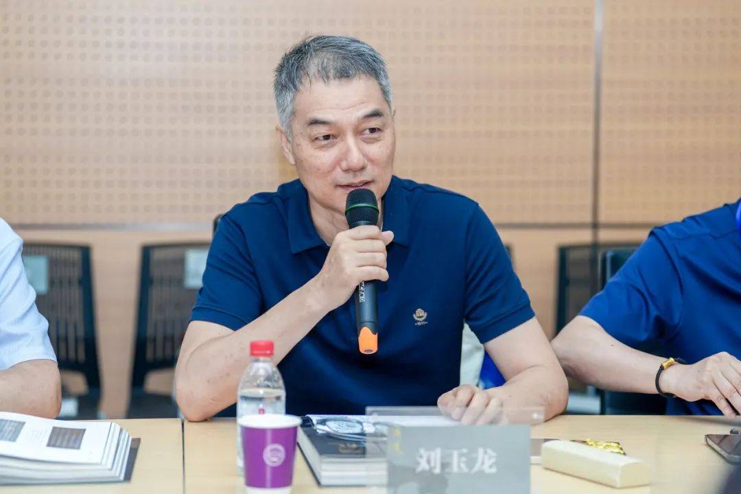 首先,清华大学建筑设计研究院董事长刘玉龙,上海书画出版社总编辑