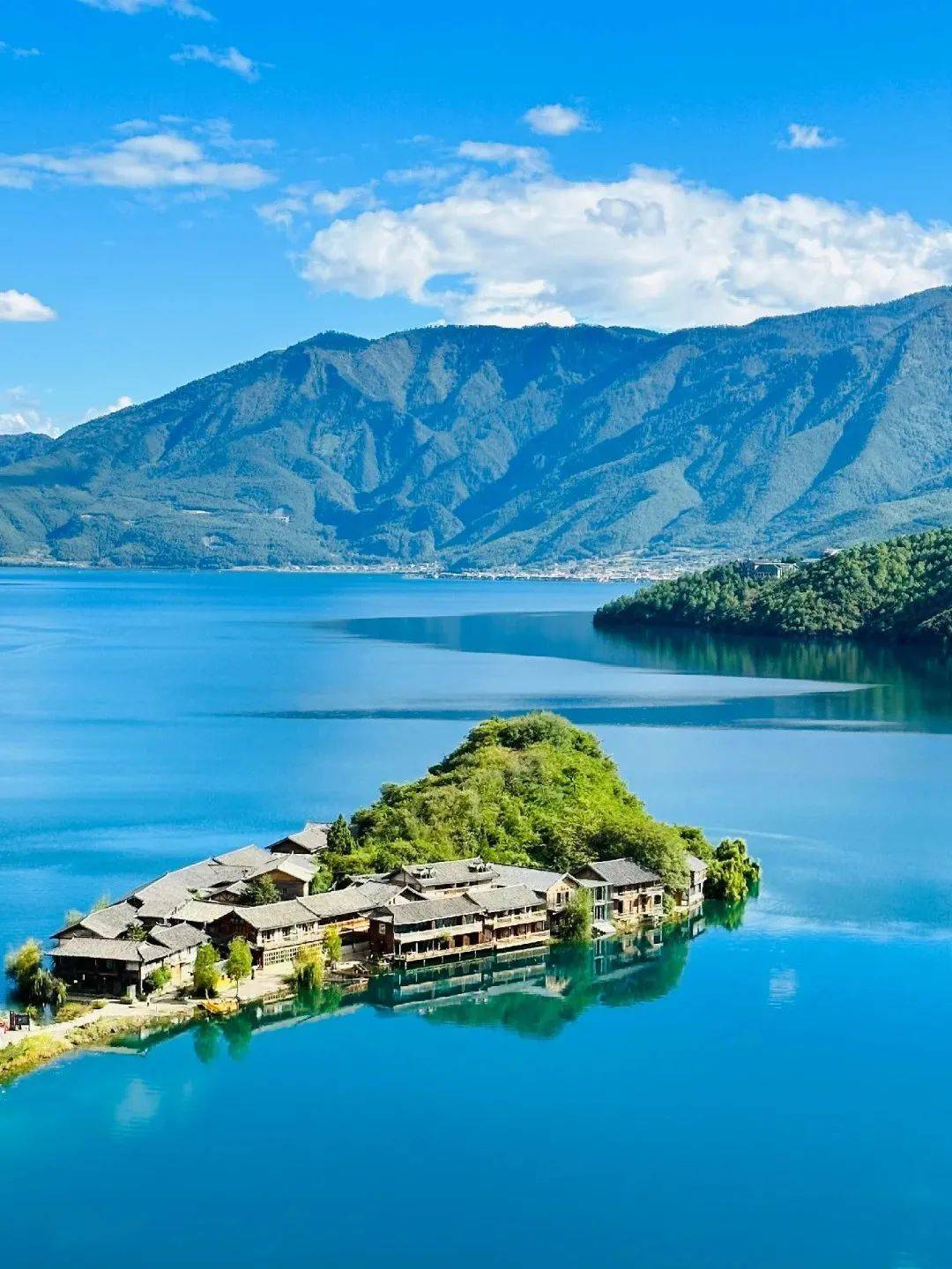 又怎能错过泸沽湖的澄净在群山怀抱之中泛舟湖上只见湖面清澈明亮