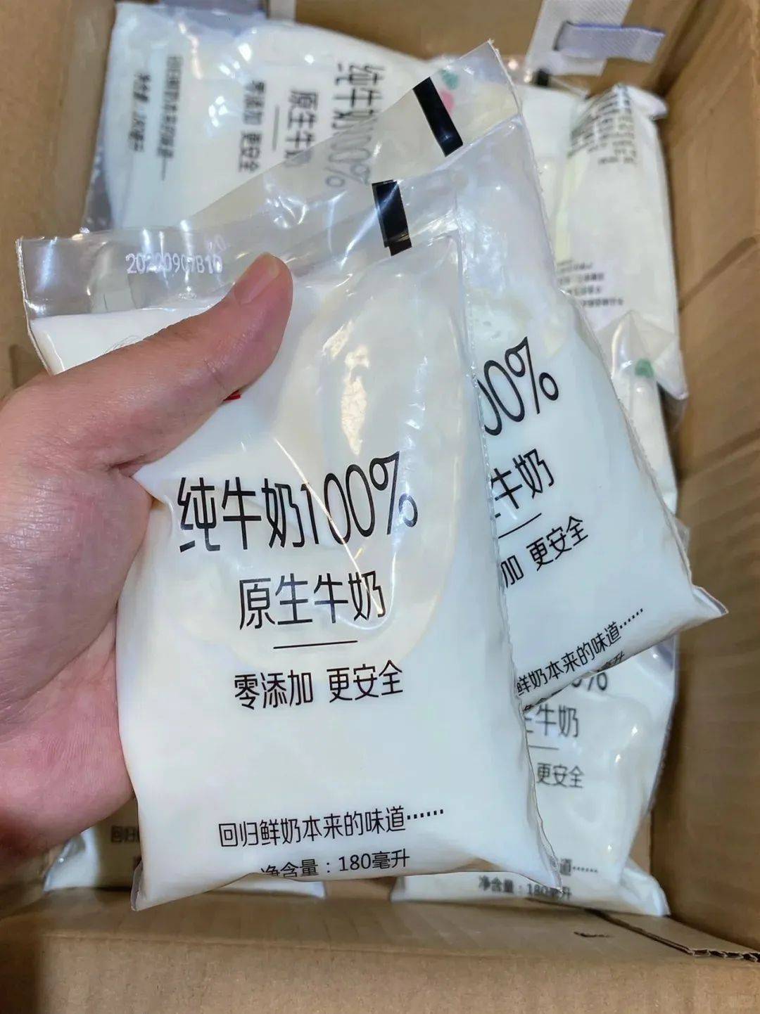 牛奶分袋装和盒装,原来区别这么大,家长别再给孩子买错了