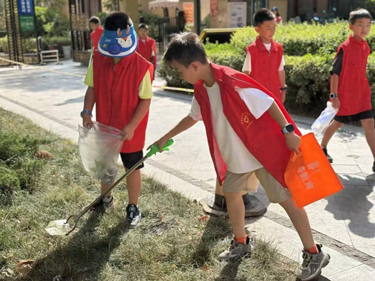 秦都区陈杨寨街道宇宏社区小手捡垃圾大爱净家园暑期学生社区志愿活动