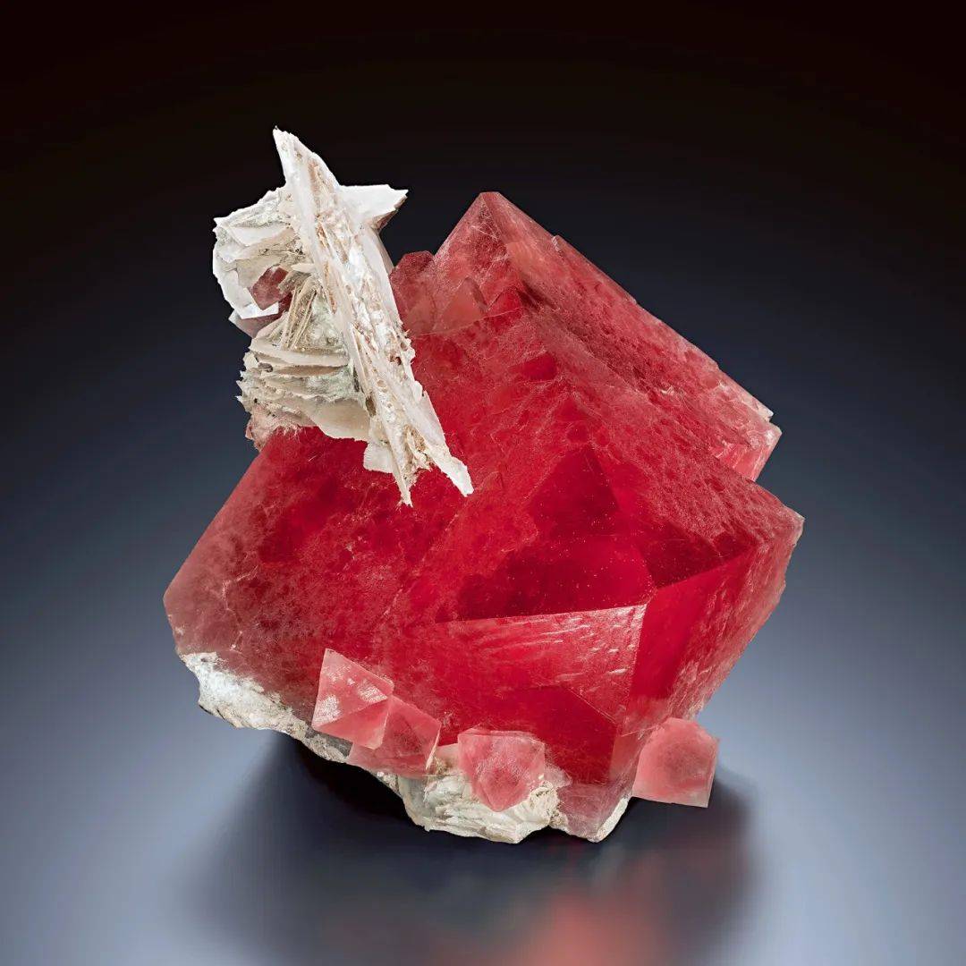 萤石,方解石贰菱锰矿是一种碳酸锰矿物,常呈粒状集合体或致密块状