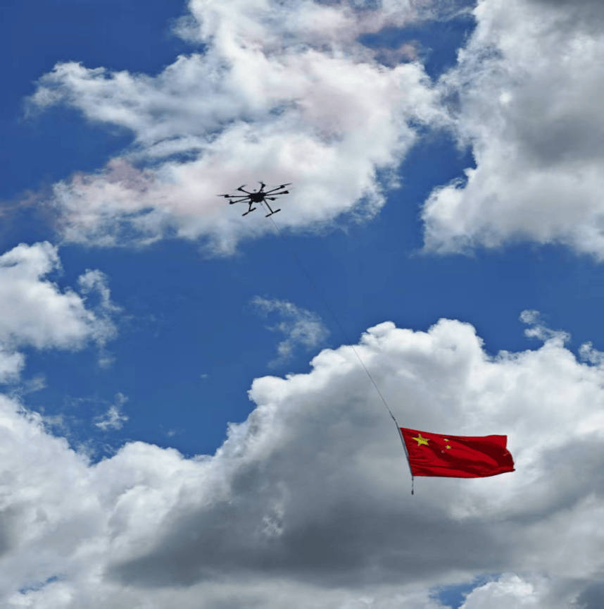 来看！上百款无人机飞行器在空中“炫技”_航空_展演_应用