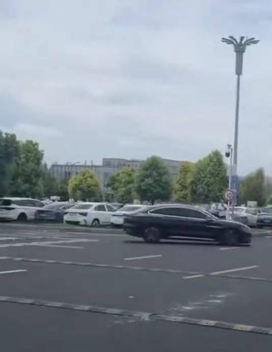 成都天府机场一网约车失控，有关方面回应