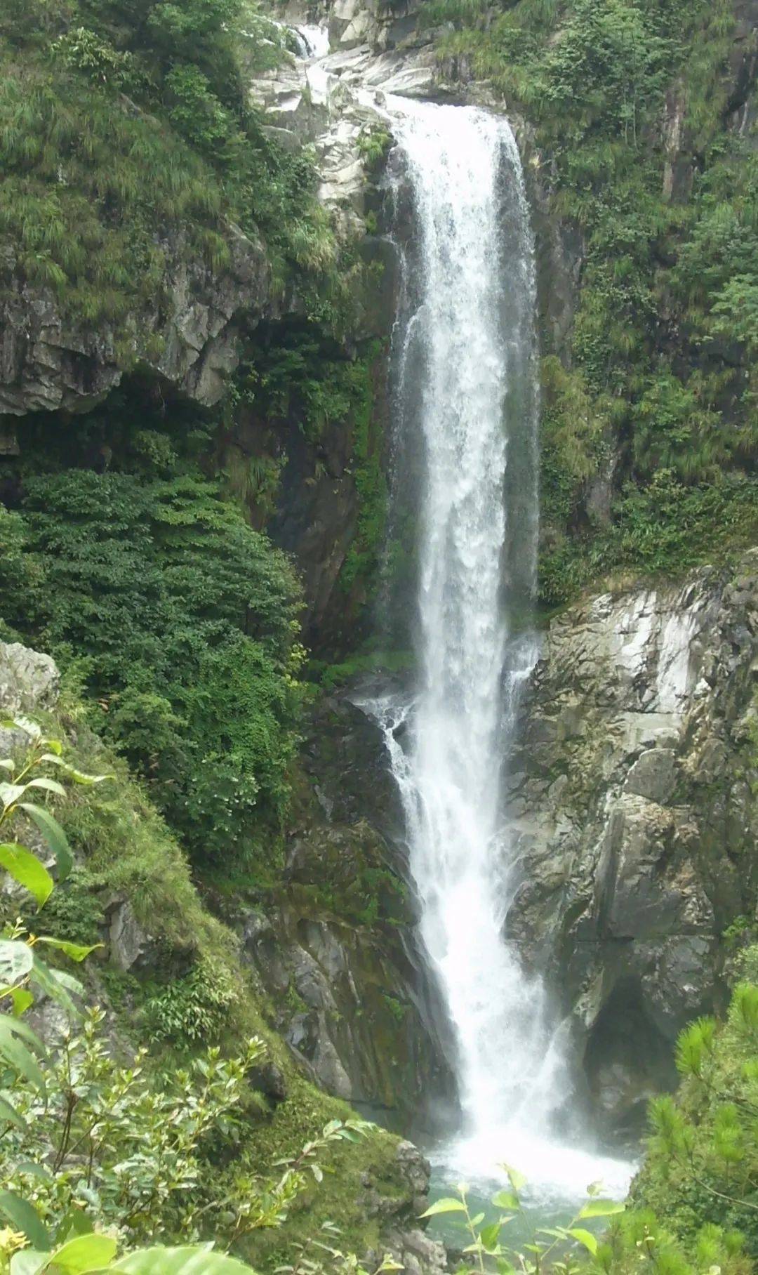 百米之内水声如雷激壮深沉轰震山谷
