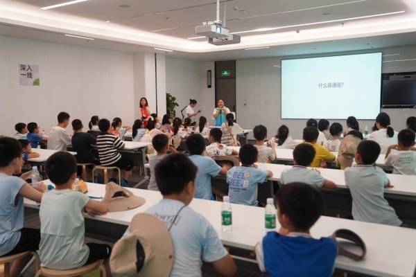 40余名渝北青少年深入OPPO智能生态园探秘智能通讯科技
