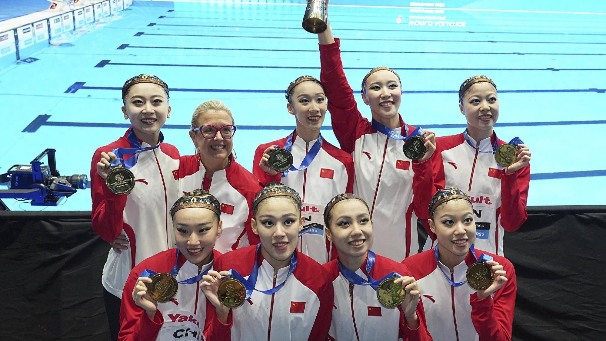 中国花样游泳队以老带新,4位巴黎奥运冠军坐镇,半数队员首次参加