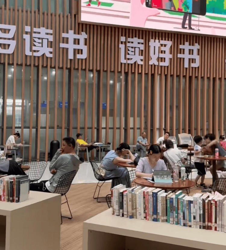 武汉一政务服务大厅变身自习室：暑假期间每天满座，提供免费热水和插座
