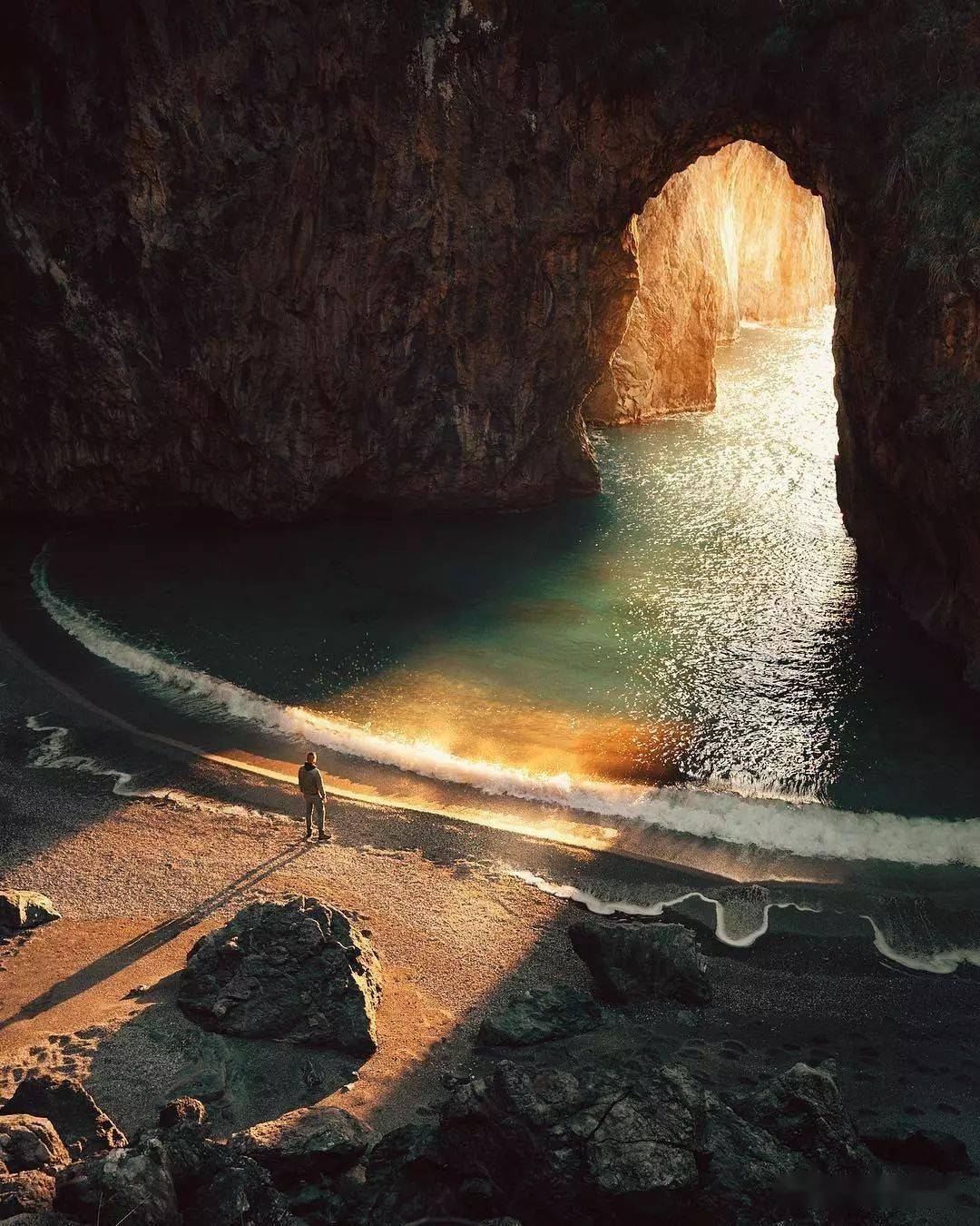 这些惊艳的风光大片背后,有一位这样的摄影师