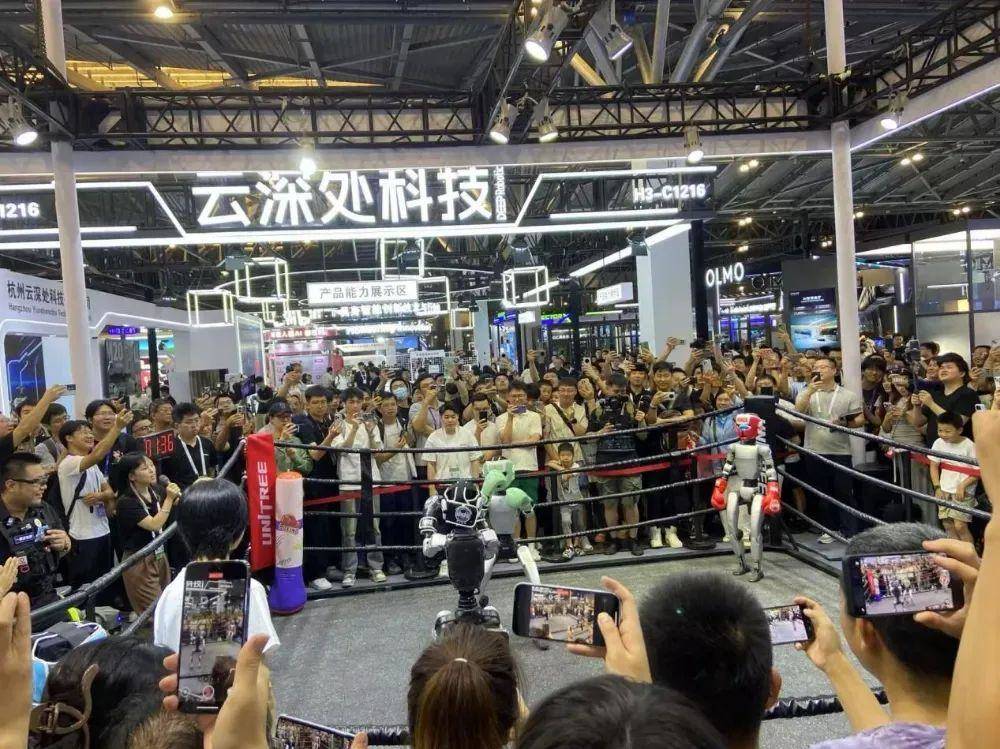 WAIC2025亮点纷呈：人形机器人竞技，AI大模型应用爆发，智能眼镜抢镜
