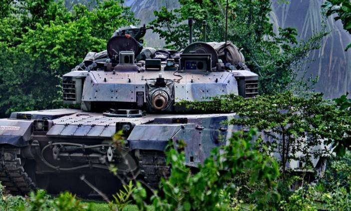 泰国VT-4坦克出击，柬军亮出“乌克兰战术”，这场硬仗不好打