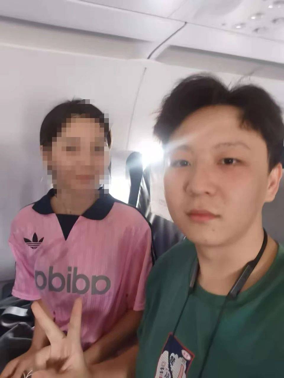 武汉大学医学生飞机上救人，学校发文表扬被网友质疑忽略风险，当事同学：不后悔不后怕
