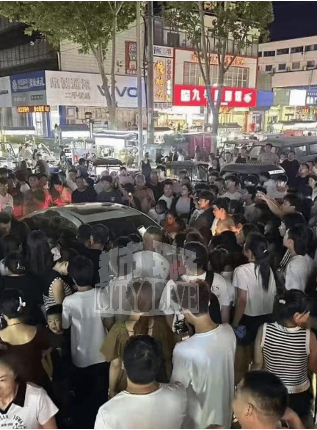 河南济源街头一女子抓小三的视频在网络热传，周边商户表示拥堵了两小时！当地派出所回应